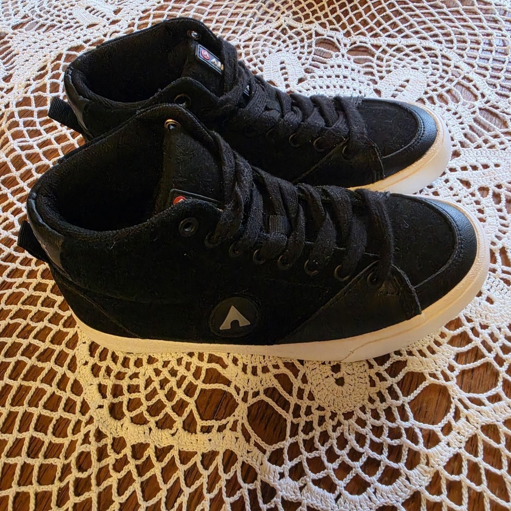 Airwalk Classics-Axle Mid Black High Tops Leather & Manmade Upper Size 6